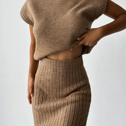 CARDIGAN SANS MANCHES ET JUPE EN MAILLE FEMININO Essentielle 