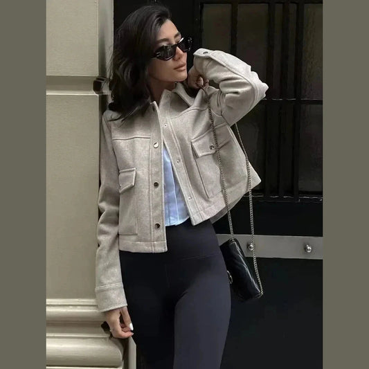 THE KONF™ | Manteau court en laine avec boutons FEMININO Essentielle 